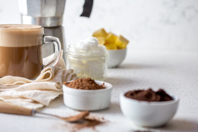 BEVANDA KETOGENIC DI DIETA DEL CHETO Coffe e cacao mescolati con olio di cocco Tazza di coffe a prova di proiettile con cacao e g
