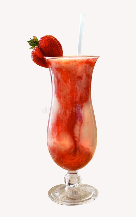 Bevanda operata del cocktail della fragola su fondo bianco immagini stock Bevanda operata del cocktail della fragola su fondo bianco immagini stock