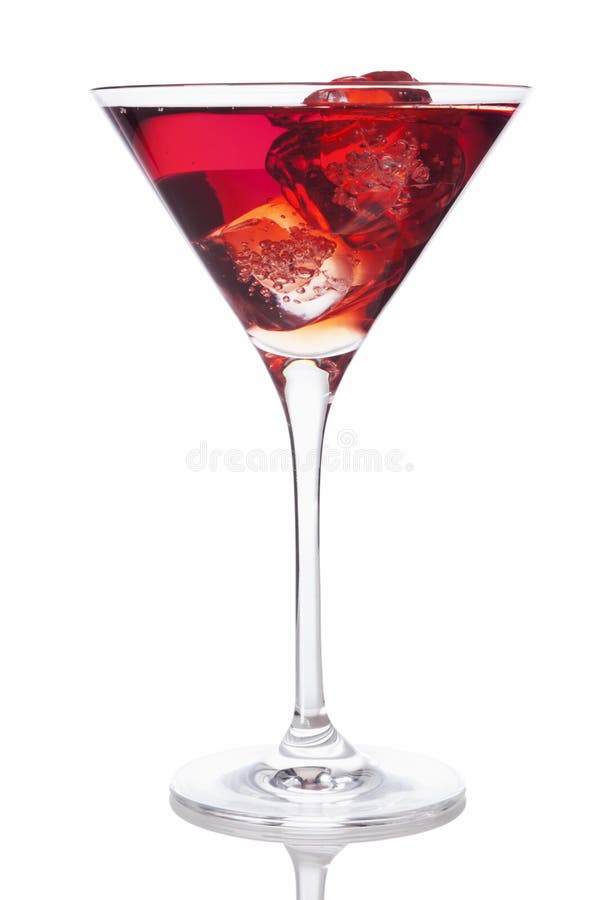 Bevanda rossa in vetro di Martini con i cubetti di ghiaccio fotografie stock libere da diritti Bevanda rossa in vetro di Martini con i cubetti di ghiaccio fotografie stock libere da diritti
