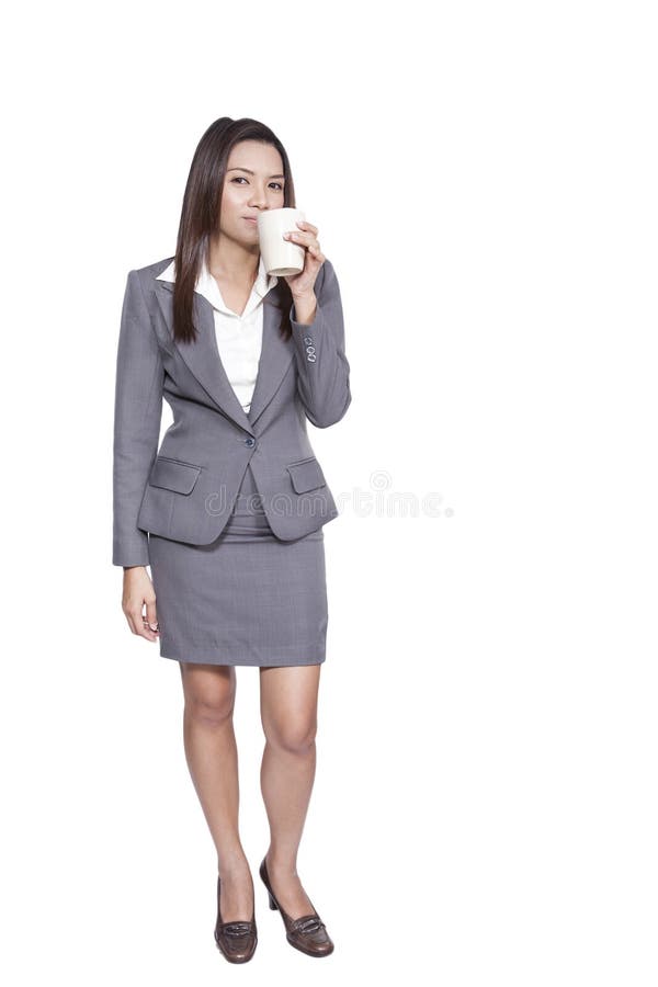 Bevanda sorridente gesto grazioso asiatico della donna di affari di bello giovane fotografie stock libere da diritti Bevanda sorridente gesto grazioso asiatico della donna di affari di bello giovane fotografie stock libere da diritti