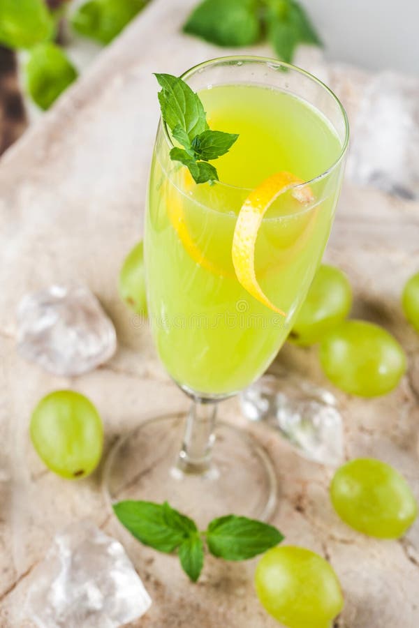 Bevanda verde con l'uva fotografia stock libera da diritti Bevanda verde con l'uva fotografia stock libera da diritti