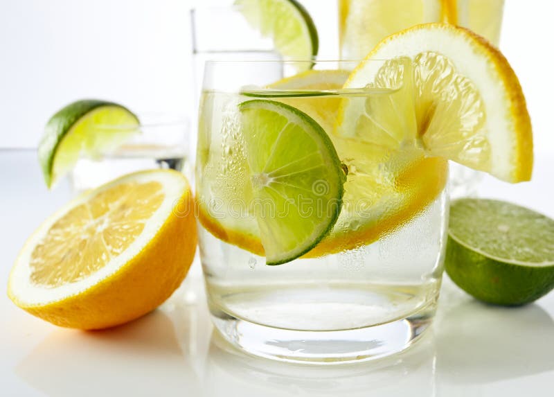 Bevande con il limone e la limetta fotografie stock libere da diritti Bevande con il limone e la limetta fotografie stock libere da diritti