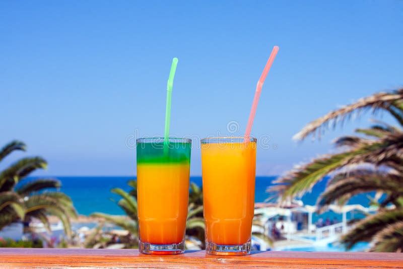 Bevande su una spiaggia immagini stock Bevande su una spiaggia immagini stock