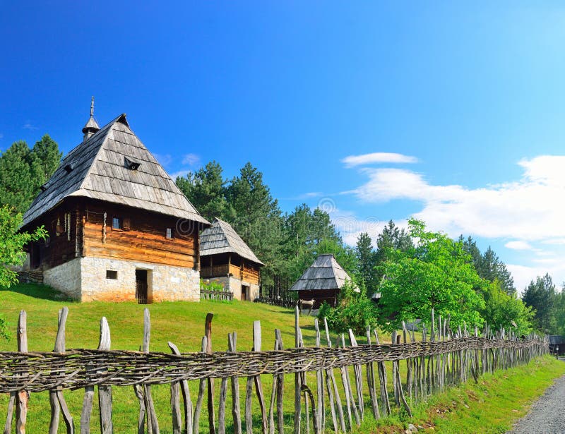 Bevarad traditionell Balkans medeltida by i Sirogojno, Zlatibor, Serbien