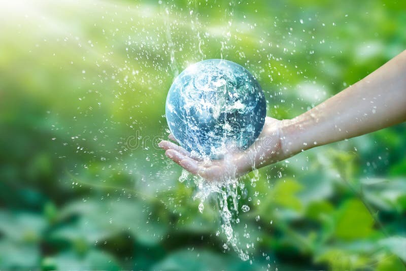 Bevattna att hälla på planetjord som förläggas på den mänskliga handen royaltyfria foton Bevattna att hälla på planetjord som förläggas på den mänskliga handen royaltyfria foton
