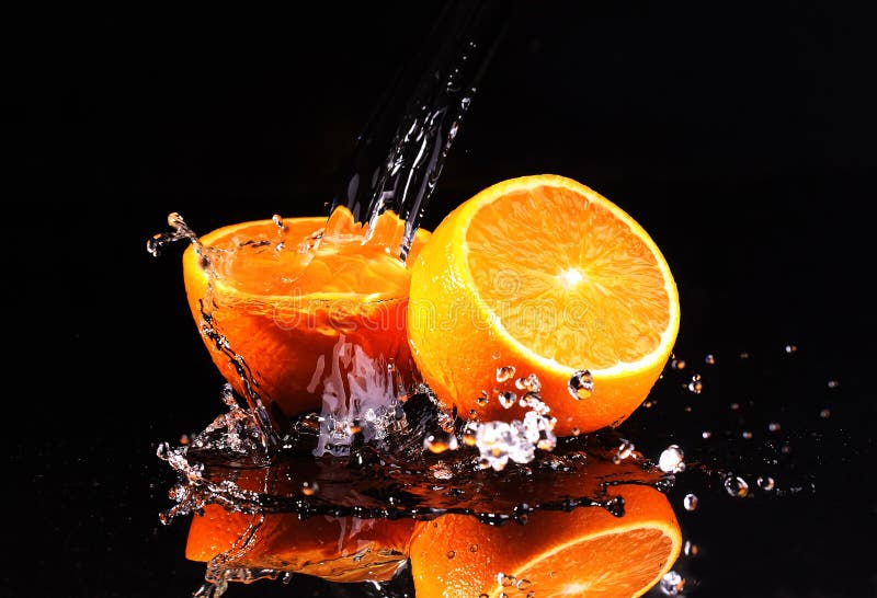 Bevattna flöden för en ström på orange halvor, dynamik av en flytande