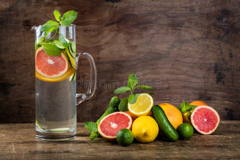 Bevattna Sassy med citronen, grapefrukten, apelsinen, mintkaramellen, gurkan och G royaltyfri bild Bevattna Sassy med citronen, grapefrukten, apelsinen, mintkaramellen, gurkan och G royaltyfri bild