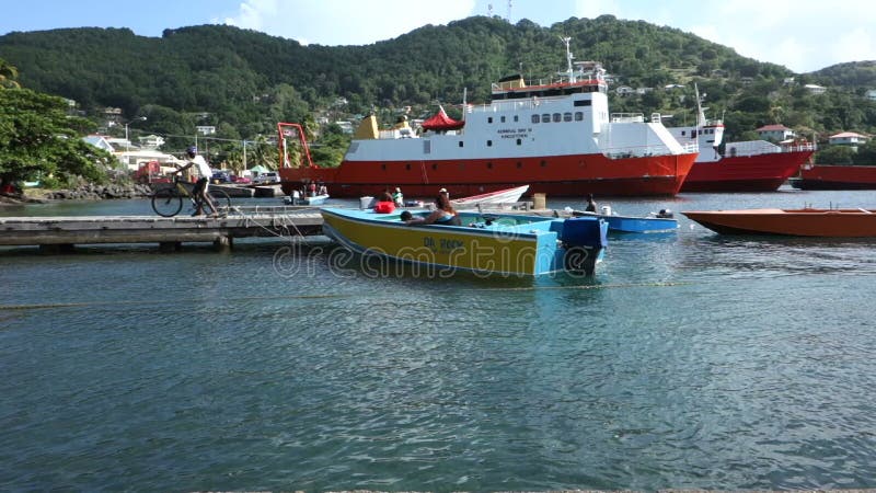 Bevattna taxi och fiskebåtar på Bequias jollebryggan