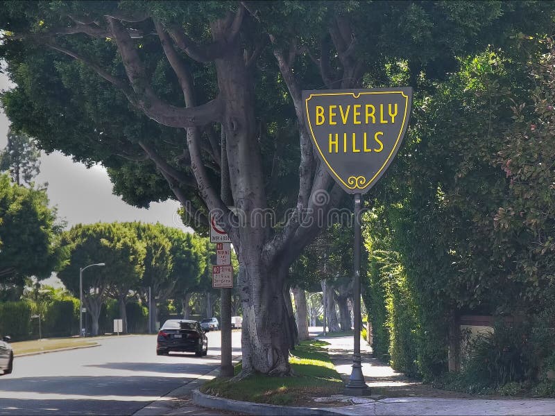 BEVERLY HILLS CA, USA - AUGUSTI 25 2015: Beverly Hills undertecknar in Los Angeles med trafik royaltyfri foto BEVERLY HILLS CA, USA - AUGUSTI 25 2015: Beverly Hills undertecknar in Los Angeles med trafik royaltyfri foto