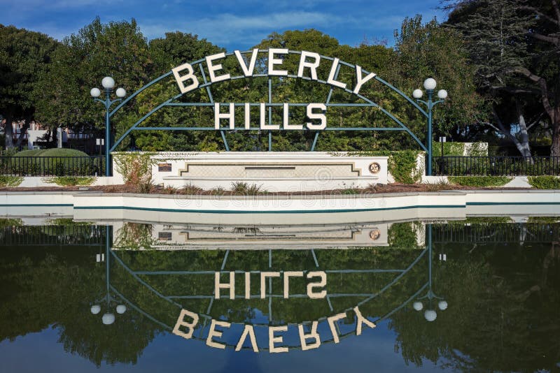 Beverly Hills Garden Park Sign réfléchissant sur l'eau