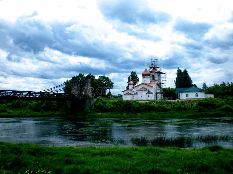 Bevindt de oude tempels zich binnen op de bank van de rivier, lage wolken die over voor honderden jaren binnenstormen stock foto's Bevindt de oude tempels zich binnen op de bank van de rivier, lage wolken die over voor honderden jaren binnenstormen stock foto's