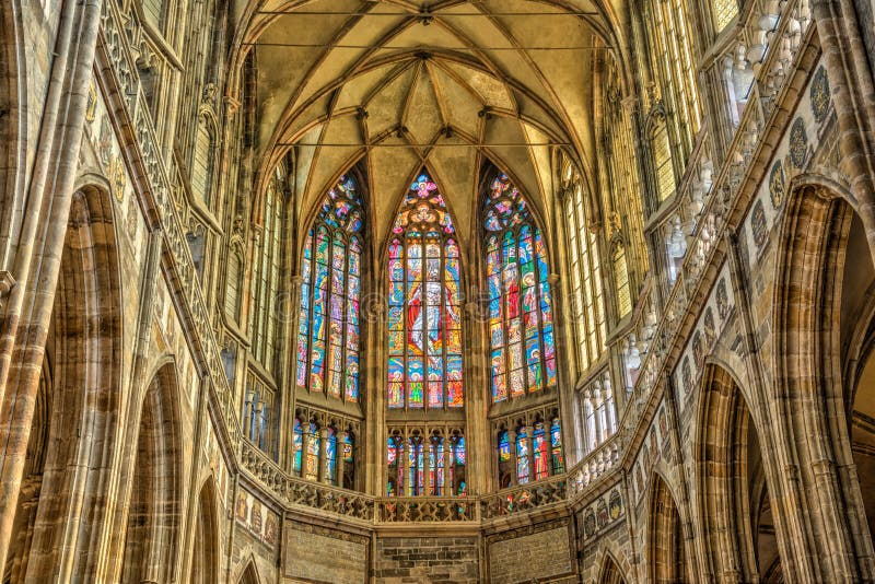 Bevlekte die vensters in St Vitus Cathedral binnen Praag Cas wordt gevestigd stock foto Bevlekte die vensters in St Vitus Cathedral binnen Praag Cas wordt gevestigd stock foto