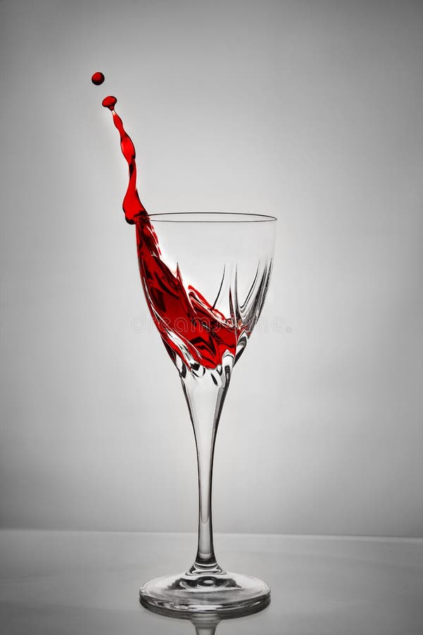 Bevroren golven in een glas op een grijze achtergrond stock foto Bevroren golven in een glas op een grijze achtergrond stock foto