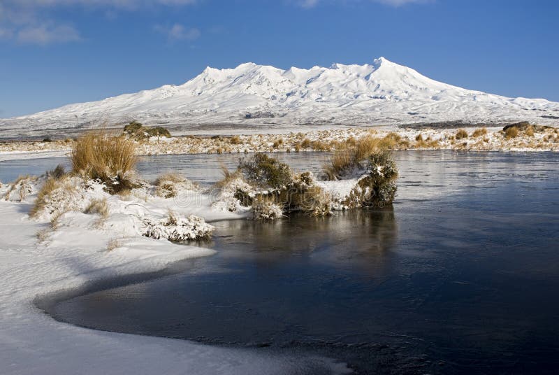 Zet Ruapehu, Tongariro Nationaal Park, Nieuw Zeeland op royalty-vrije stock afbeeldingen Zet Ruapehu, Tongariro Nationaal Park, Nieuw Zeeland op royalty-vrije stock afbeeldingen