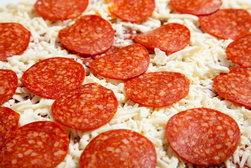Bevroren pepperonispizza op een scherpe raad stock fotografie Bevroren pepperonispizza op een scherpe raad stock fotografie