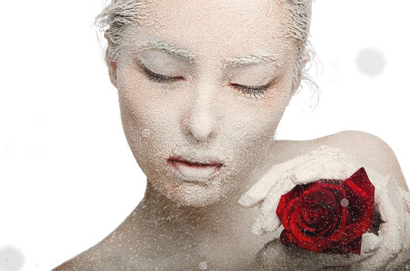 Bevroren vrouw in sneeuw en met roze zijn handen stock foto's Bevroren vrouw in sneeuw en met roze zijn handen stock foto's