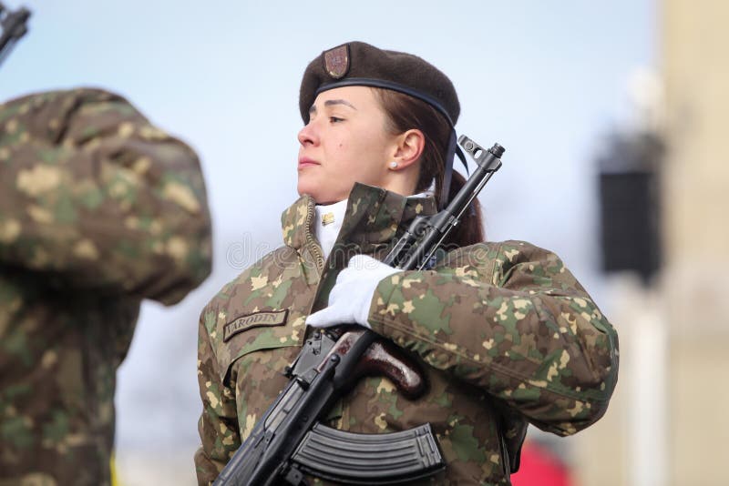 Beväpnas den kvinnliga soldaten för den rumänska armén med AK-47 anfallgevär arkivbilder Beväpnas den kvinnliga soldaten för den rumänska armén med AK-47 anfallgevär arkivbilder