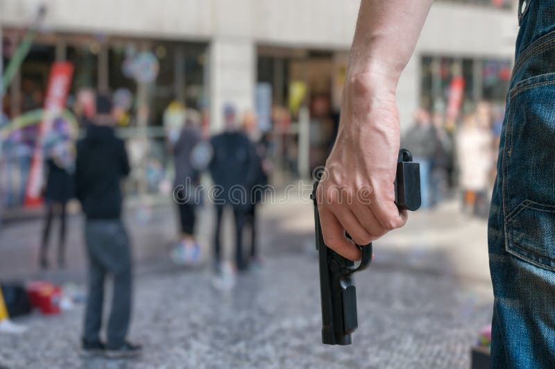 Bewaffneter Mann u. x28; attacker& x29; hält Platz der Pistole öffentlich Viele Leute auf Straße