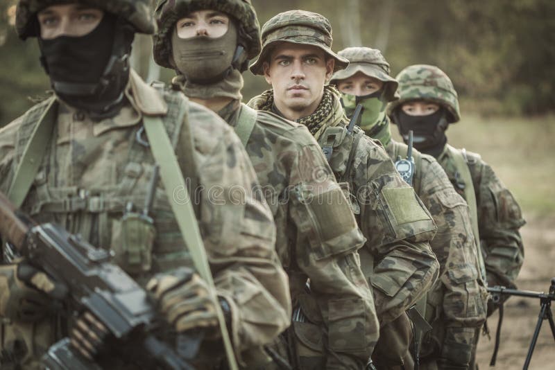 Bewapende jonge gemaskeerde militairen stock fotografie Bewapende jonge gemaskeerde militairen stock fotografie