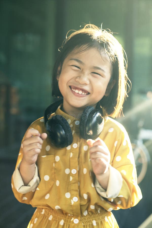 Bewegende Bewegung von den reizenden asiatischen Kindern, die mit Musikrhythmus tanzen stockfotografie Bewegende Bewegung von den reizenden asiatischen Kindern, die mit Musikrhythmus tanzen stockfotografie