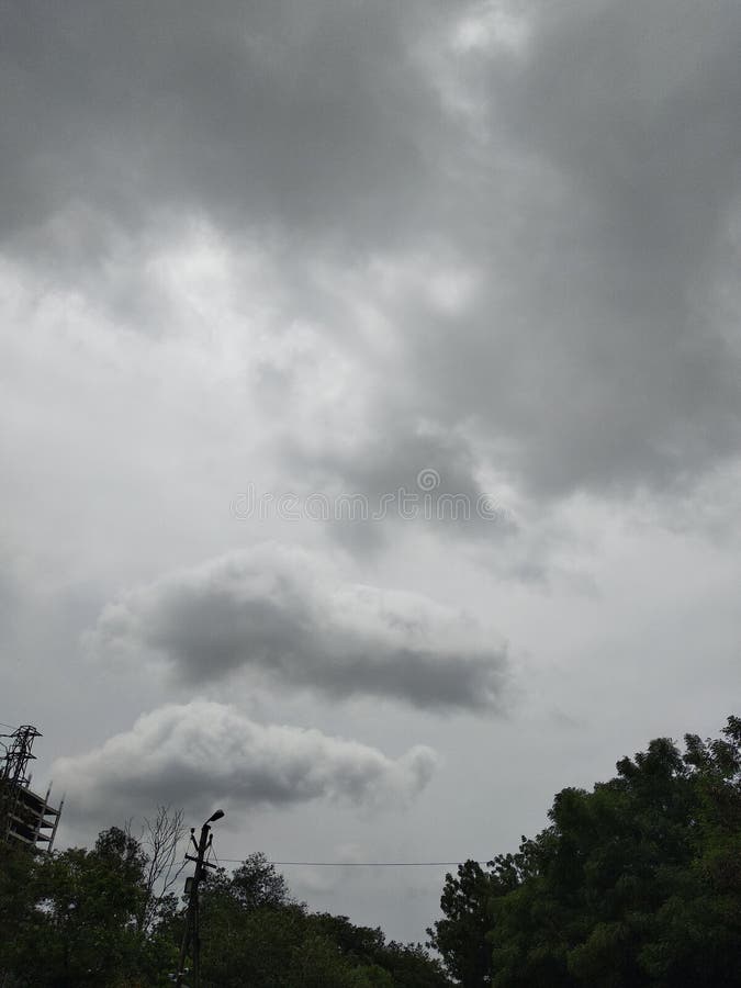 Bewegende wolken vóór regenval in India stock fotografie Bewegende wolken vóór regenval in India stock fotografie