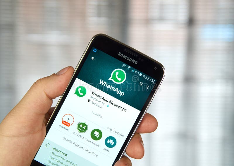 Bewegliche Anwendung Whatsapp an einem Handy stockfoto Bewegliche Anwendung Whatsapp an einem Handy stockfoto
