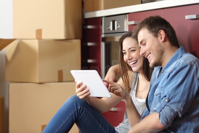 Bewegliches Haus der Paare und online kaufen lizenzfreies stockbild Bewegliches Haus der Paare und online kaufen lizenzfreies stockbild