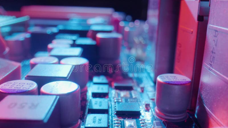 Bewegung über PC-Mainboard mit Chips und Komponenten