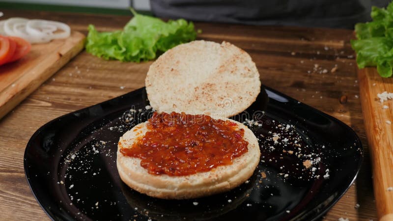 Bewerkend eigengemaakt hamburger het koken proc?d? Cheeseburger, schotel royalty-vrije stock foto Bewerkend eigengemaakt hamburger het koken proc?d? Cheeseburger, schotel royalty-vrije stock foto