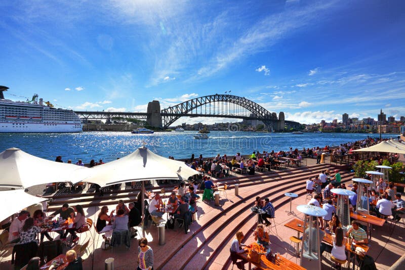 Bewohner und Touristen bei Kreis-Quay Sydney Australia