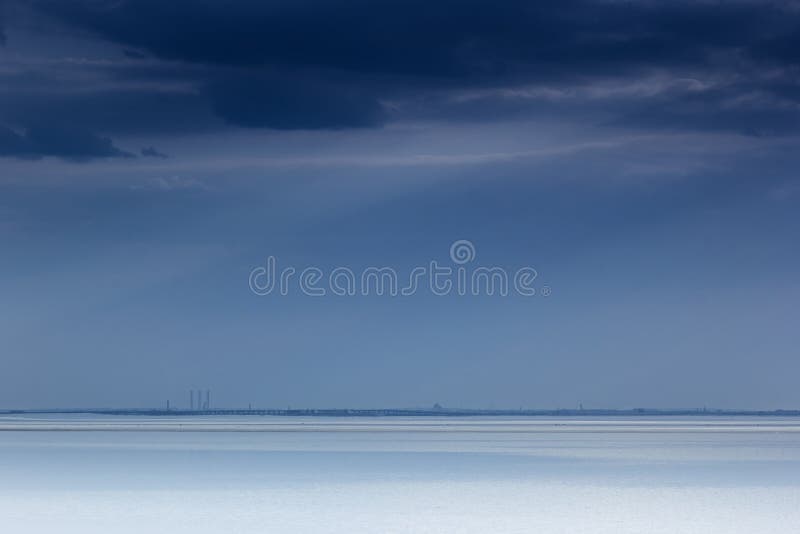 Bewolkt blauw minimalistisch zeegezicht Verlaten ruimte Horizonlijn stock foto's Bewolkt blauw minimalistisch zeegezicht Verlaten ruimte Horizonlijn stock foto's