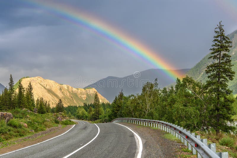 Bewolkt de regenboogbos van de wegberg stock afbeeldingen Bewolkt de regenboogbos van de wegberg stock afbeeldingen