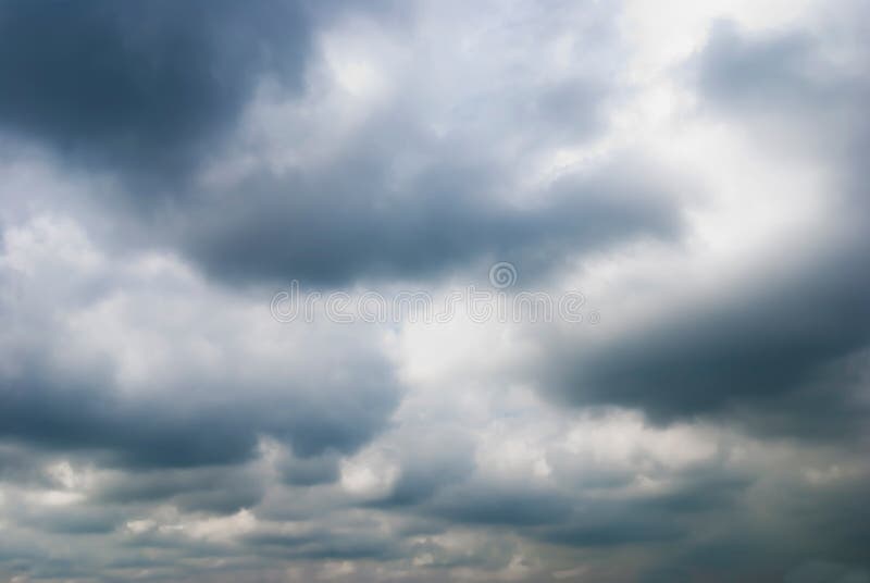 Bewolkt hemelhoogtepunt van diepe grijze wolken