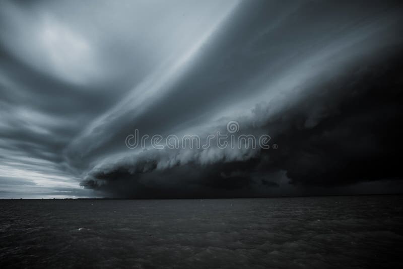 Bewolkt onweer in het overzees vóór de regen de wolk van tornadoonweren boven het overzees Moessonseizoen Orkaan Florence stock foto Bewolkt onweer in het overzees vóór de regen de wolk van tornadoonweren boven het overzees Moessonseizoen Orkaan Florence stock foto
