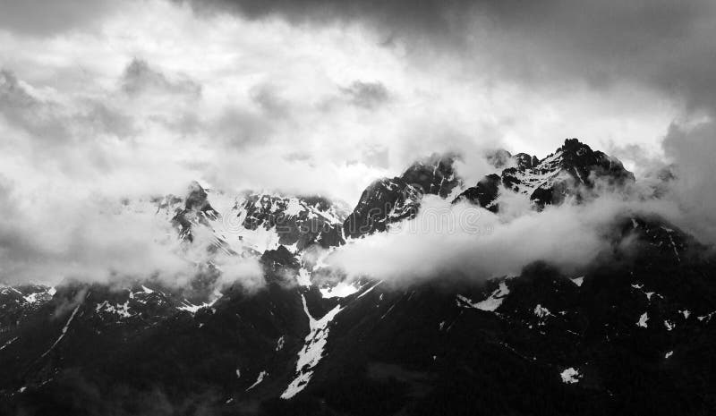 Bewolkt Sneeuwbergketenpanorama in Zwart-wit stock foto Bewolkt Sneeuwbergketenpanorama in Zwart-wit stock foto