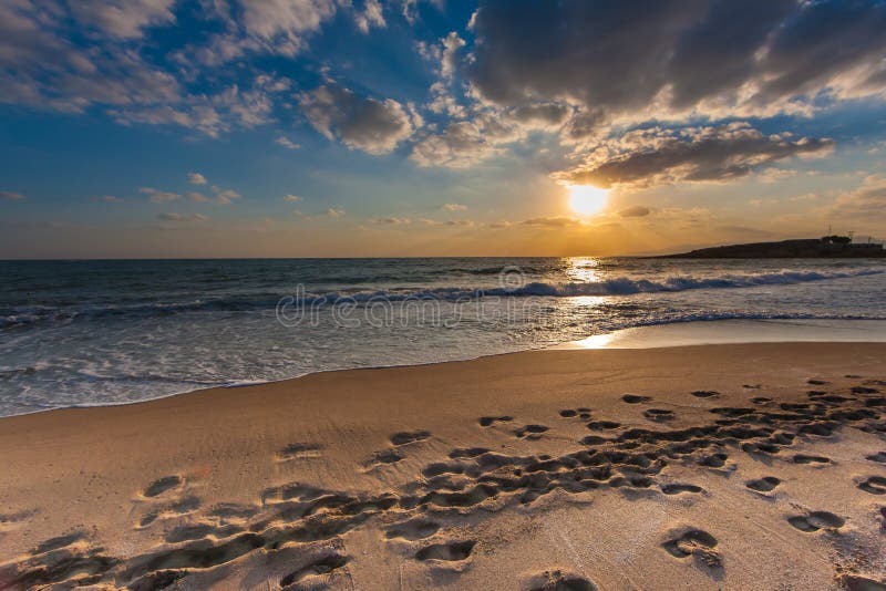 Bewolkte zonsondergang over een verlaten strand stock foto's Bewolkte zonsondergang over een verlaten strand stock foto's