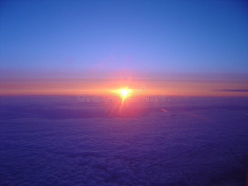 Download Bewölkter Flugwesen-Sonnenaufgang Stockbild - Bild von farben, blau: 35997