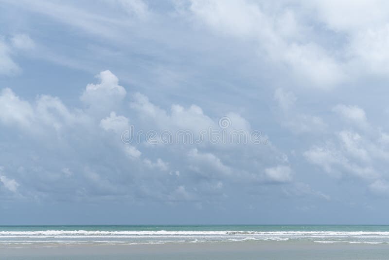 Bewölkter Himmel in der Mitte des Tages mit blauem Meer und weiße Welle in der Bild/background-Beschaffenheit/im blauen Himmel/in stockbild Bewölkter Himmel in der Mitte des Tages mit blauem Meer und weiße Welle in der Bild/background-Beschaffenheit/im blauen Himmel/in stockbild
