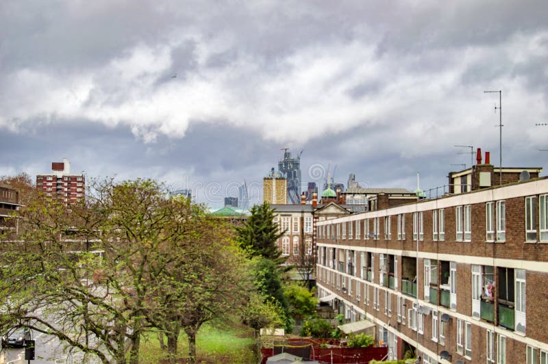 Bew?lkter Himmel Londons ?ber der Stadt mit H?usern stockfoto Bew?lkter Himmel Londons ?ber der Stadt mit H?usern stockfoto