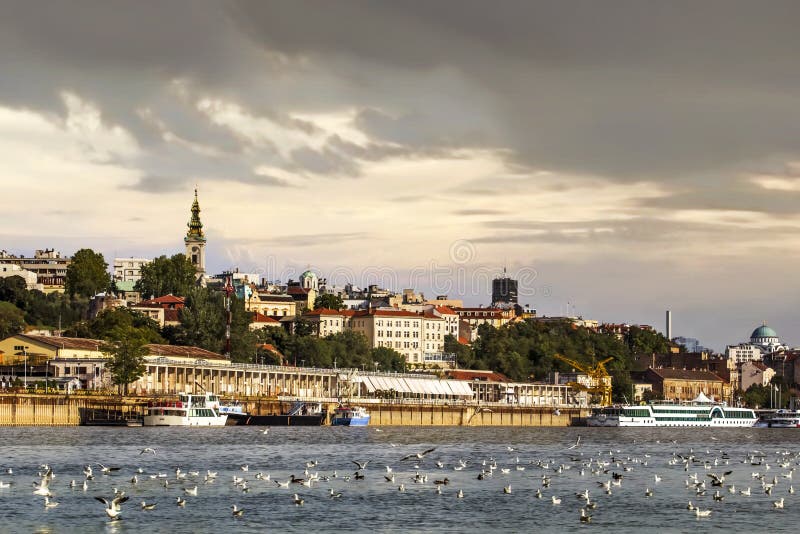 Bewölktes Ufergegend-Panorama Belgrads an der Dämmerung - touristischer Hafen auf Sa lizenzfreies stockbild Bewölktes Ufergegend-Panorama Belgrads an der Dämmerung - touristischer Hafen auf Sa lizenzfreies stockbild