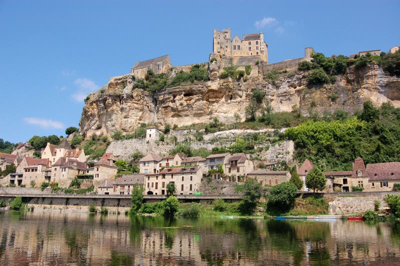 Cerrar torres través cual sobre el rocas en doblar un rio, Francia.