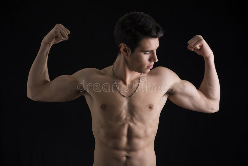 Bez koszuli mięśniowy młody człowiek robi dwoistym bicepsom fotografia stock Bez koszuli mięśniowy młody człowiek robi dwoistym bicepsom fotografia stock