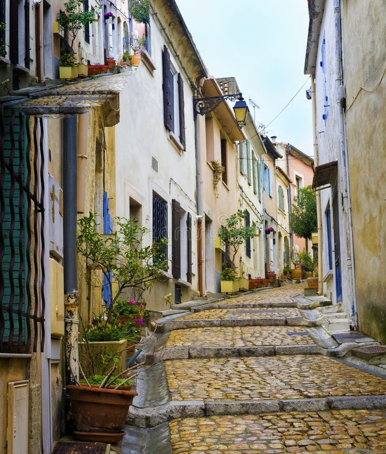 Bezaubern, bunte Straße, Arles Frankreich