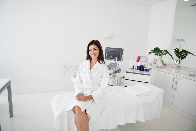 Bezaubernde junge Dame, die am modernen Schönheitssalon aufwirft stockfotos Bezaubernde junge Dame, die am modernen Schönheitssalon aufwirft stockfotos