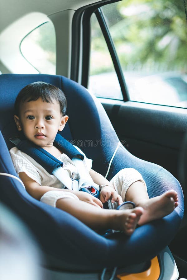 Bezaubernder Kleiner Junge In Sicherheit Autositz. Porträt