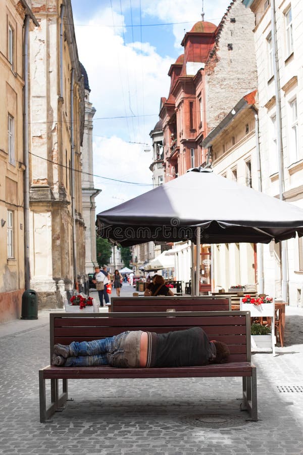 Bezdomny Mężczyzna śpi Z Domowej Roboty Wózek Na Zakupy