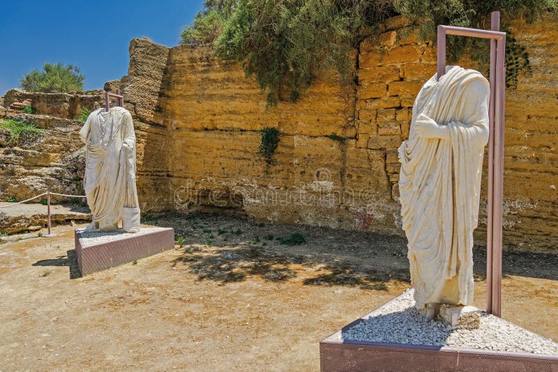 Bezgłowe Romańskie statuy na pokazie w archeologicznym miejscu zdjęcia royalty free Bezgłowe Romańskie statuy na pokazie w archeologicznym miejscu zdjęcia royalty free