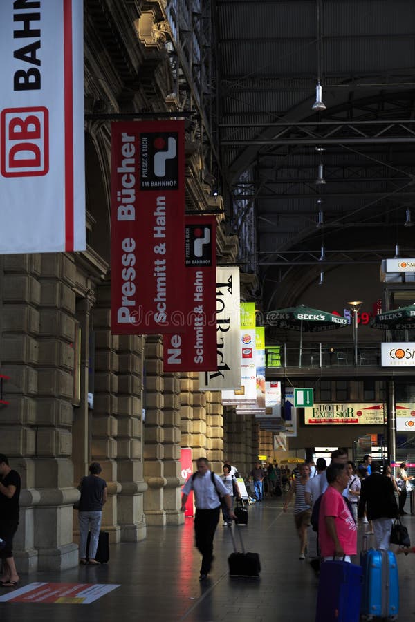 Bezig station in Frankfurt, Duitsland royalty-vrije stock afbeelding