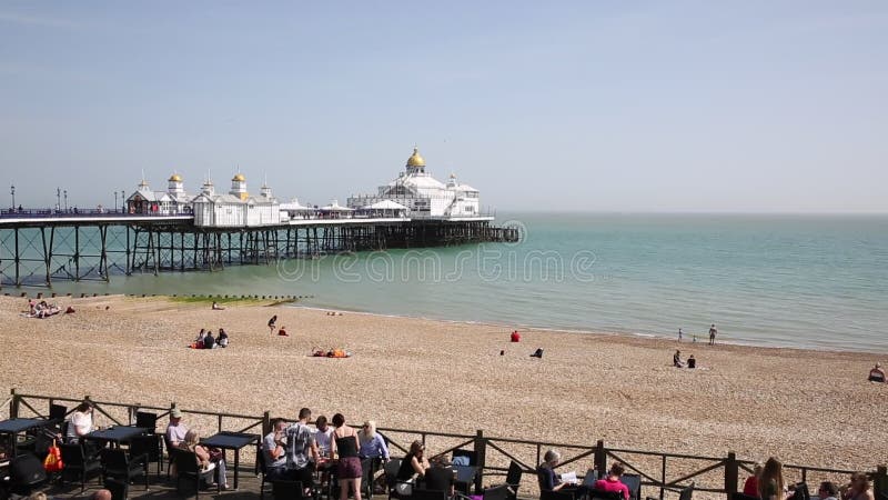 Bezige cafÃ© van Sussex Engeland van Eastbourne, met mensen, strand en pijler in mooi de lenteweer