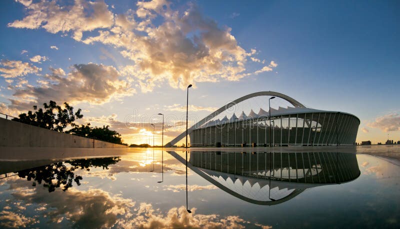Bezinning van Moses Mabhida Stadium bij Zonsopgang stock afbeeldingen Bezinning van Moses Mabhida Stadium bij Zonsopgang stock afbeeldingen